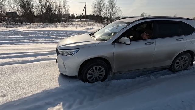 HAVAL M6 ХАВАЛ М6, Заехал в снег, передний привод.
