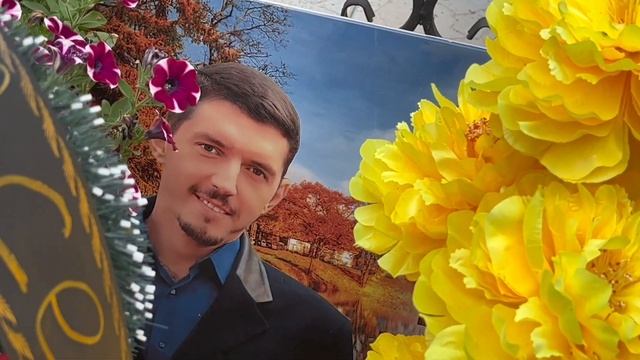 Андрей Флор на могиле Аркадия Кобякова / г.Нижний Новг