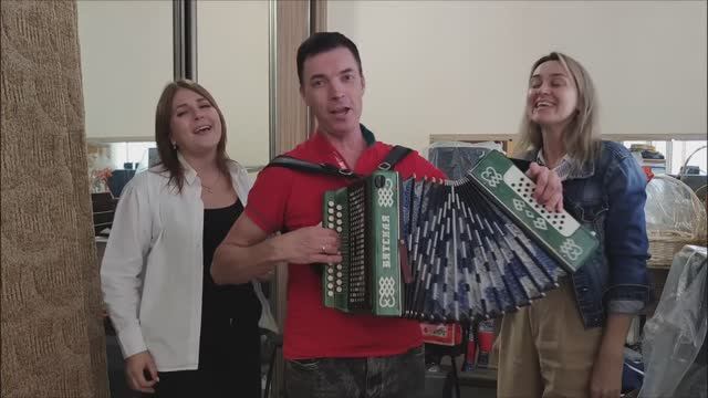 Прячет ягодиночка глаза... Ансамбль Калина! Russian folk songs.