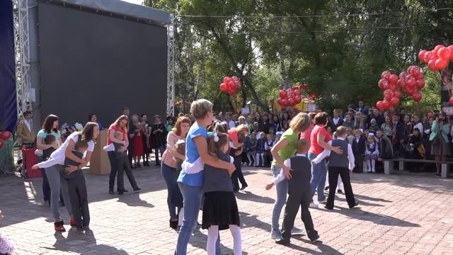 1 сентября 2018 год  Танец первоклассников