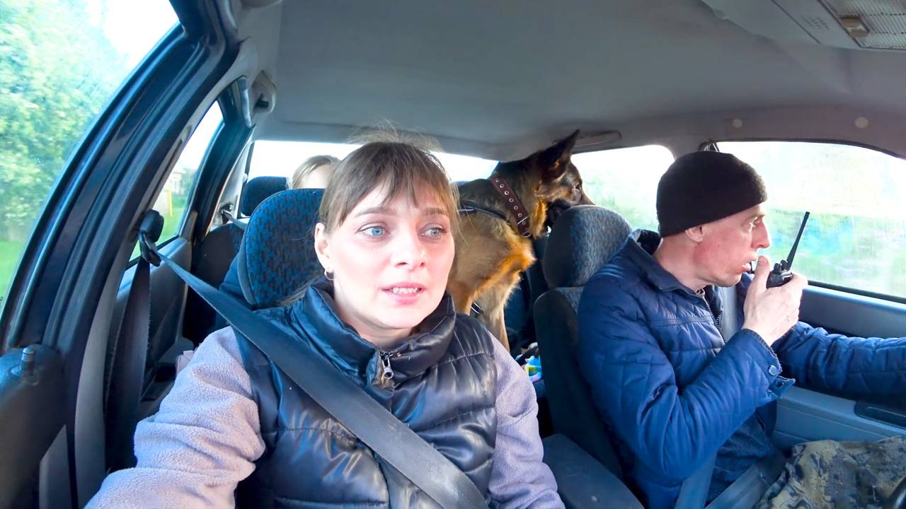 НА КЛАДБИЩЕ, УСТАНОВИЛИ ОГРАДКУ. СВИНЬЯ ПОЕХАЛА ГОСТИТЬ К БАБУШКЕ. НЕОБЫЧНЫЙ ДЕНЬ В ДЕРЕВНЕ. 818с