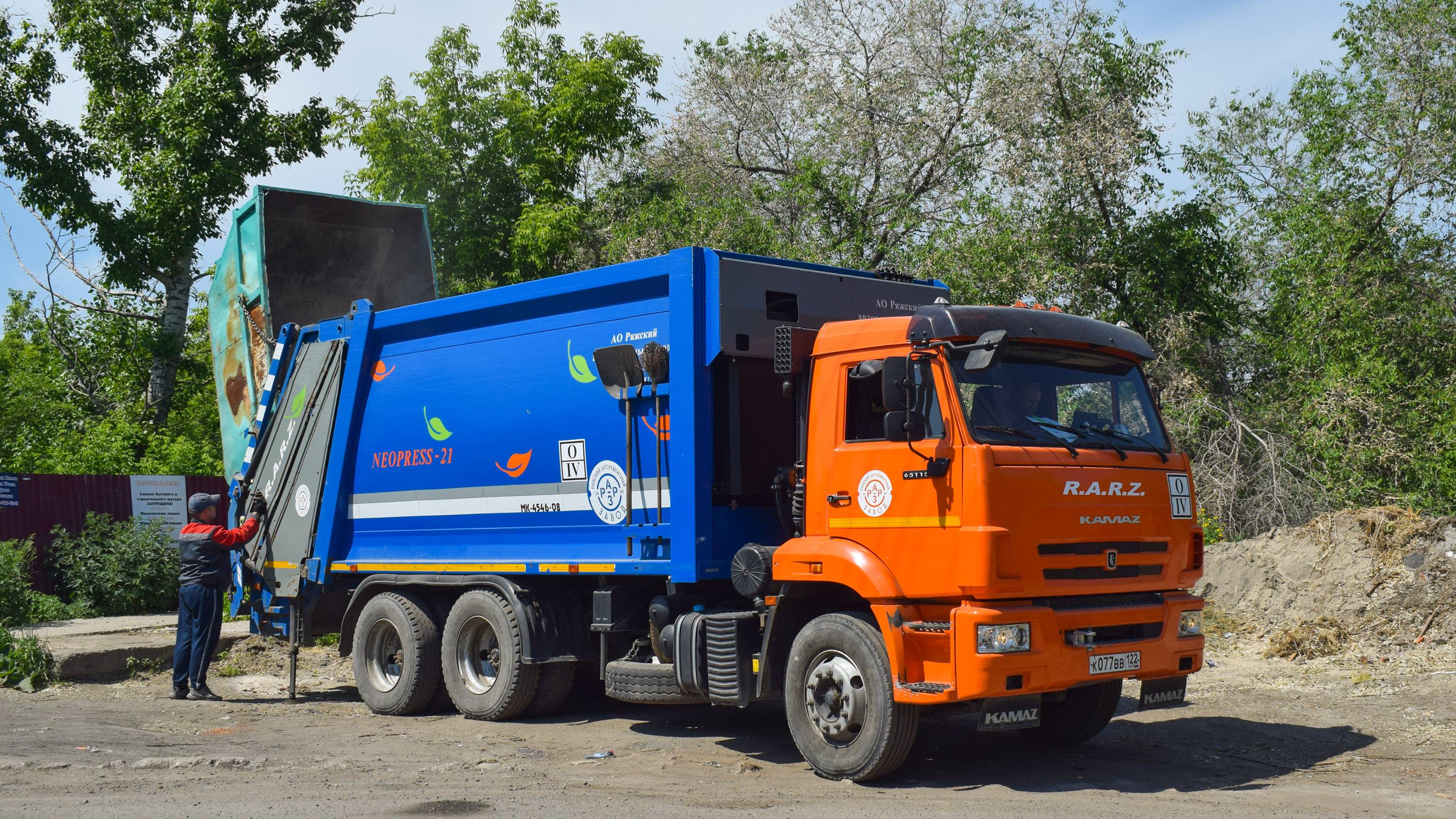 Мусоровоз МК-4546-08 на шасси КамАЗ-65115-50 (К 077 ВВ 122). Работа с порталом.