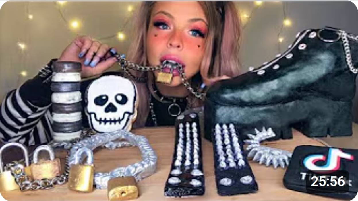 ASMR E-GIRL СЪЕДОБНЫЕ ТОЛСТЫЕ БОТИНКИ НА ПЛАТФОРМЕ, ОЖЕРЕЛЬЕ-ЦЕПЬ, ЗАМКИ, БРАСЛЕТ С ШИПАМИ, ПРИЛОЖЕН