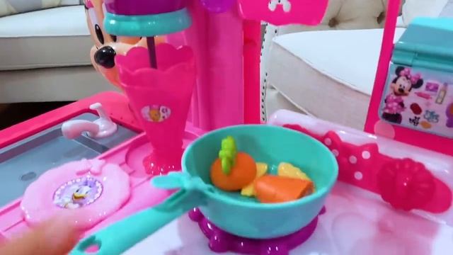 Мисс Кэйти и Мистер Макс (Miss Katy) Кэти с папой и Максом притворяются, что играют в няню с ребенко