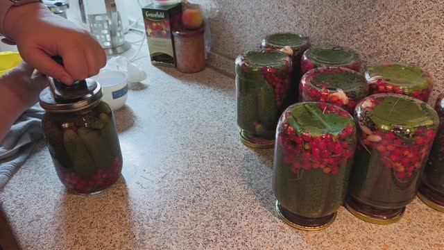 Маринуем Огурцы с красной смородиной на зиму.