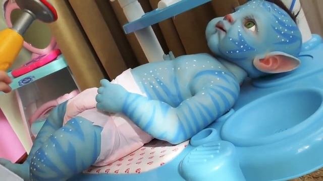 Рома и Диана Рома играет с куклой Аватар