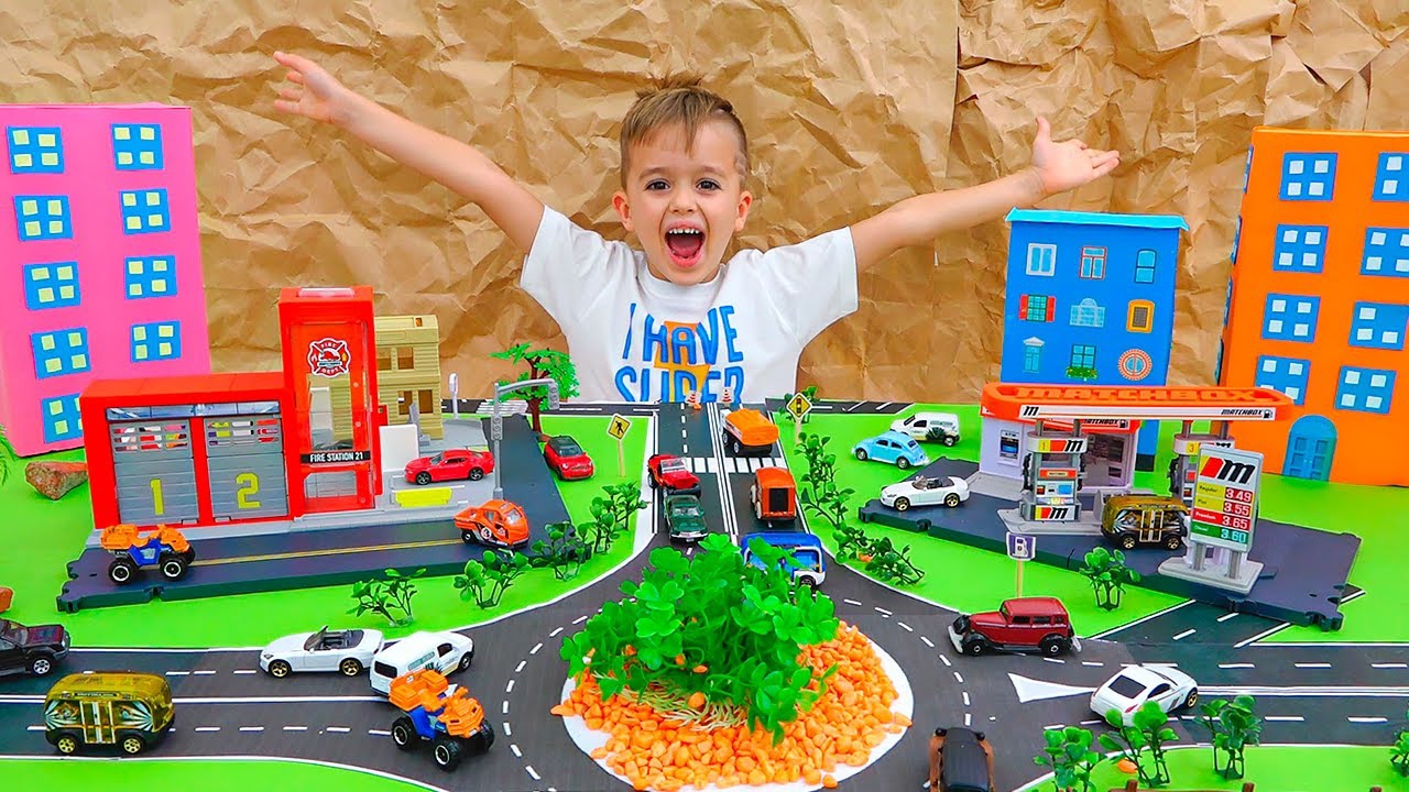 Влад и Ники играют с детскими машинками и строят игрушечный городок! Видео для детей.