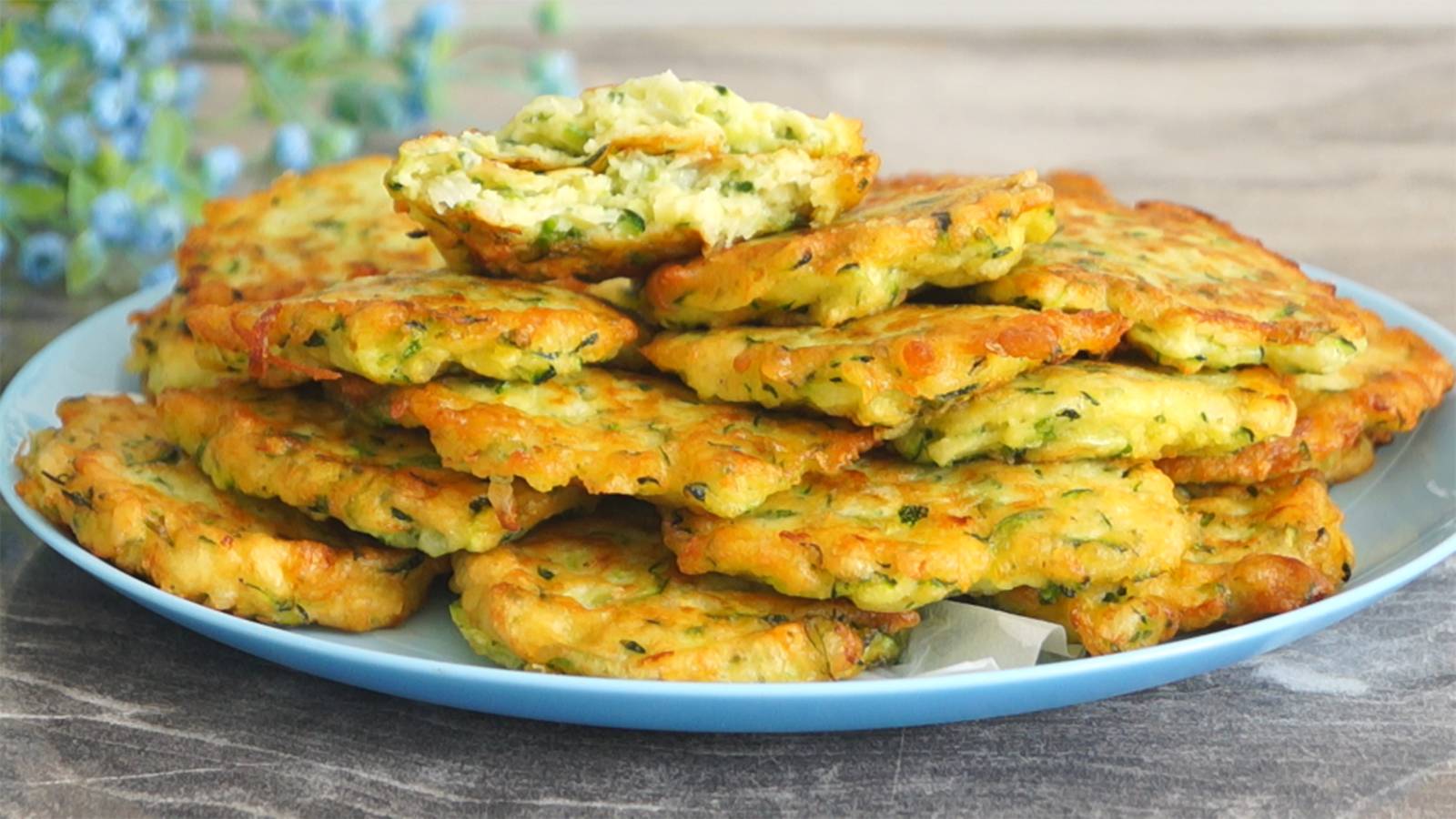 Оладьи из цукини самый простой, но очень вкусный рецепт. Кабачковые оладушки.