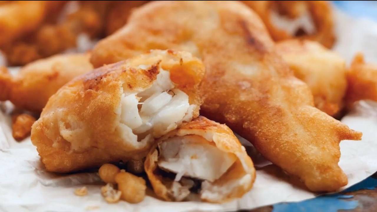 Этот кляр особый вкус рыбе придаёт, а внутри сочная.