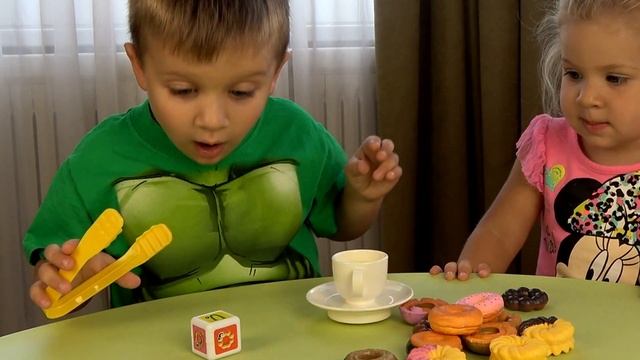 Диана и Рома играют в Игру БАШНЯ ИЗ ПОНЧИКОВ