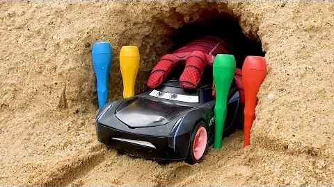 Игрушки Disney Cars Собирают Молнию Маккуина в пещере