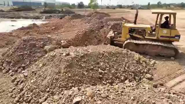 Тяжелый самосвал и Мощный Бульдозер KOMATSU D53P Погружают Землю в Грязь