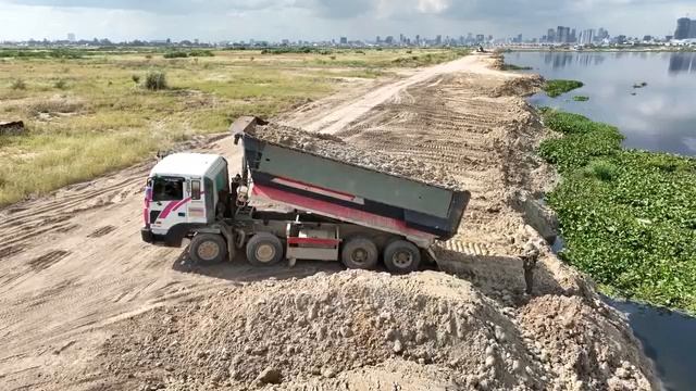 Засыпаем болото  Самосвалами Грузоподъемностью 25 Тонн, Перевозящими Грунт