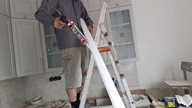 Клеим плинтуса над кухней
