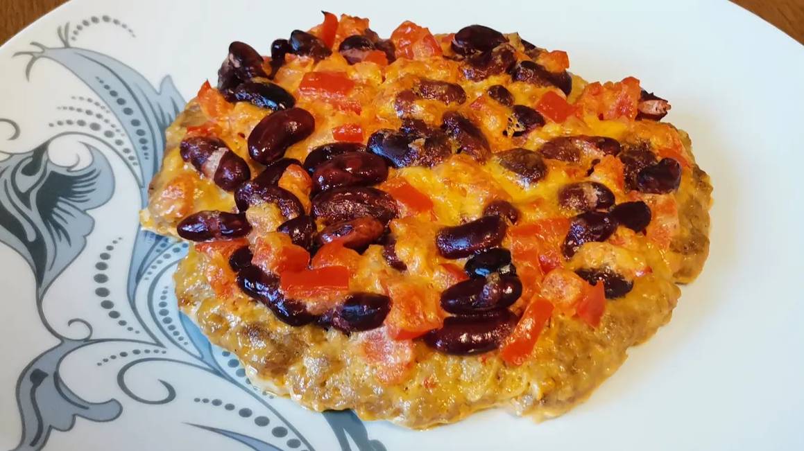 Большая мясная котлета в духовке с сыром, фасолью и томатами - простой и вкусный ужин.