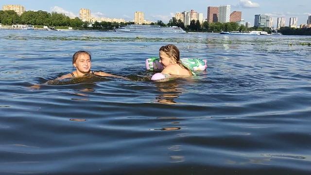 Ксюша и Аня купаются (03.08.2025)