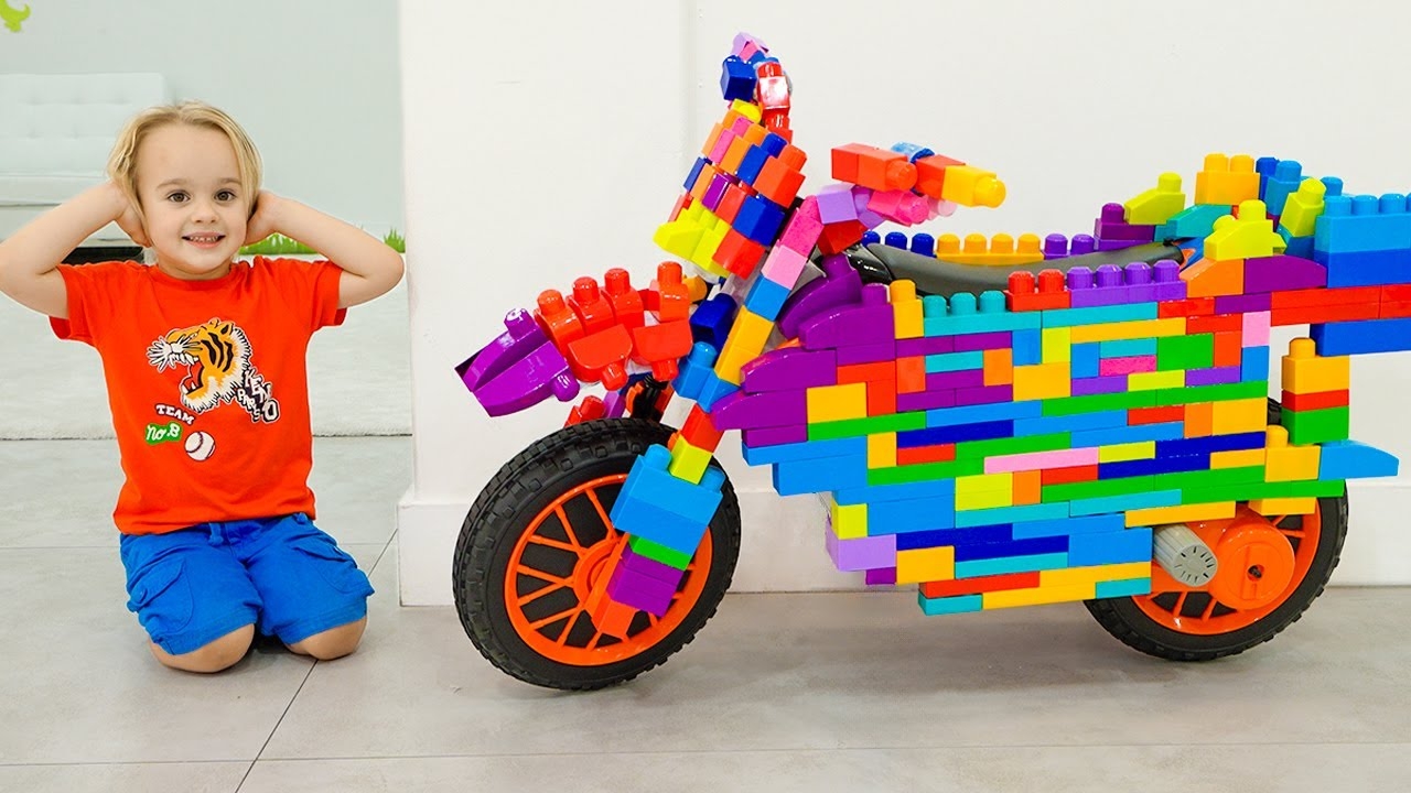 Влад и Ники. Крис катается на игрушечном мотоцикле и играет с игрушками! Видео для детей!