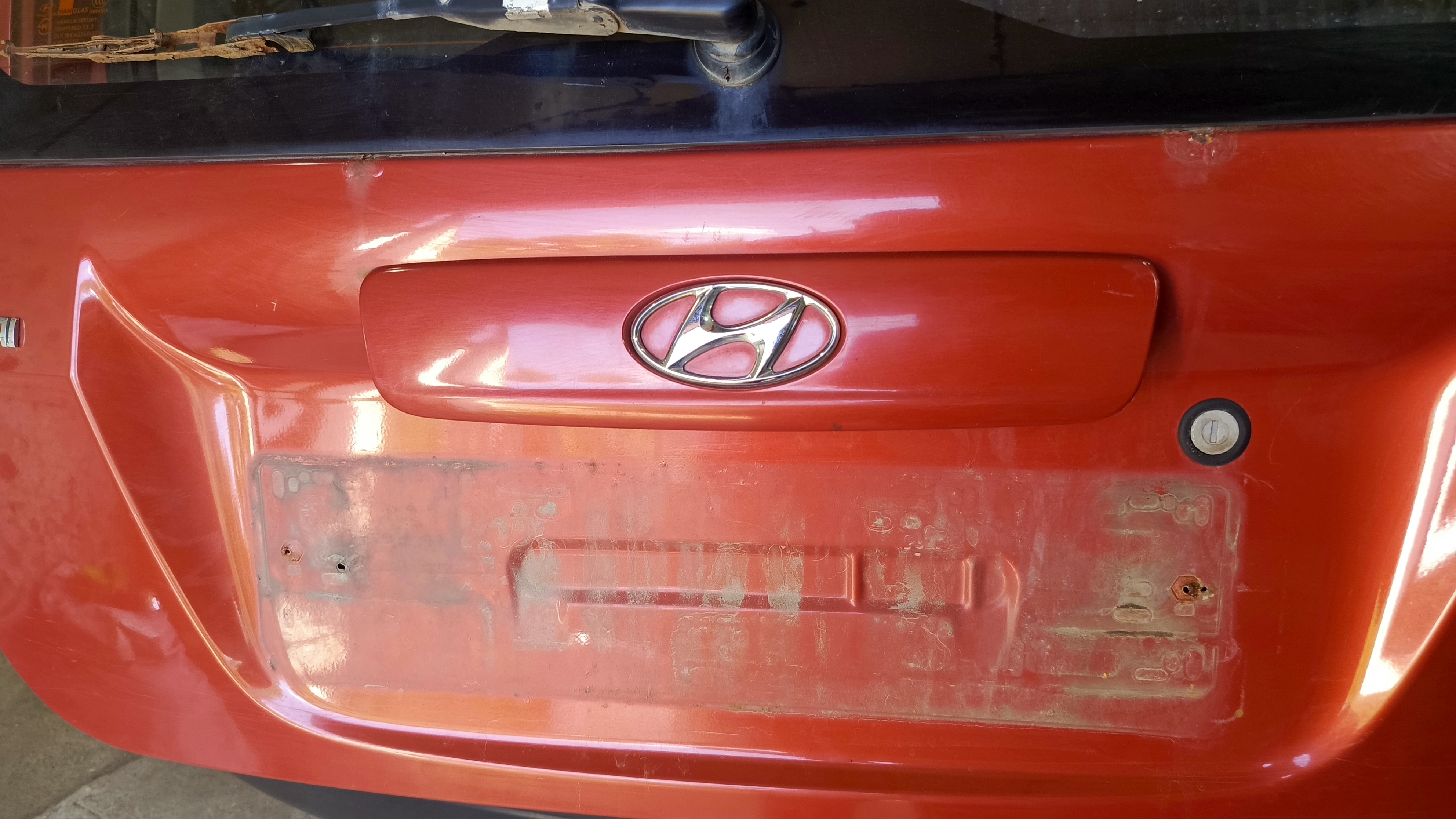 Hyundai Getz как снять пластиковую накладку с двери багажника