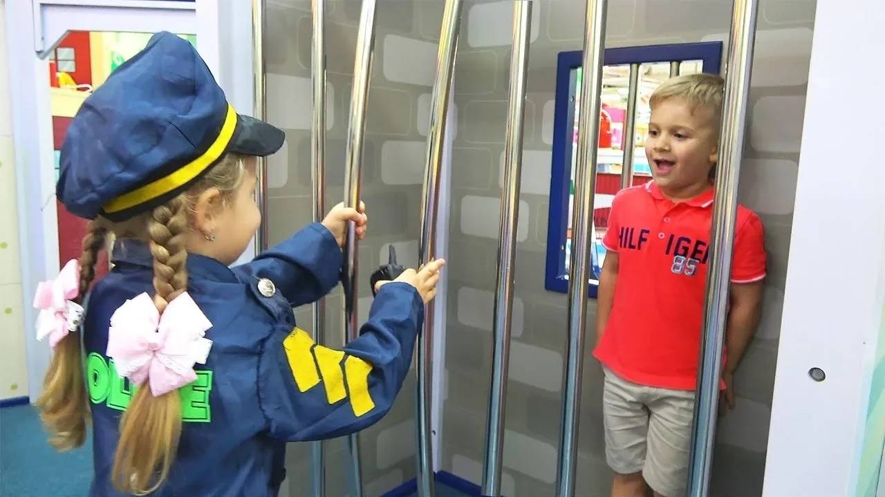 Диана играет в Профессии для детей