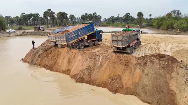 Бульдозер KOMATSU Погружает Грунт В Воду На Глубину 25,5-Тонных Самосвалов