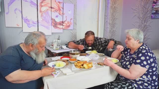 Вкусно кушаем всей семьёй рыбу Картошка своя из огорода Сибирь деревня ПОДВАЛ ИЛЬИЧА