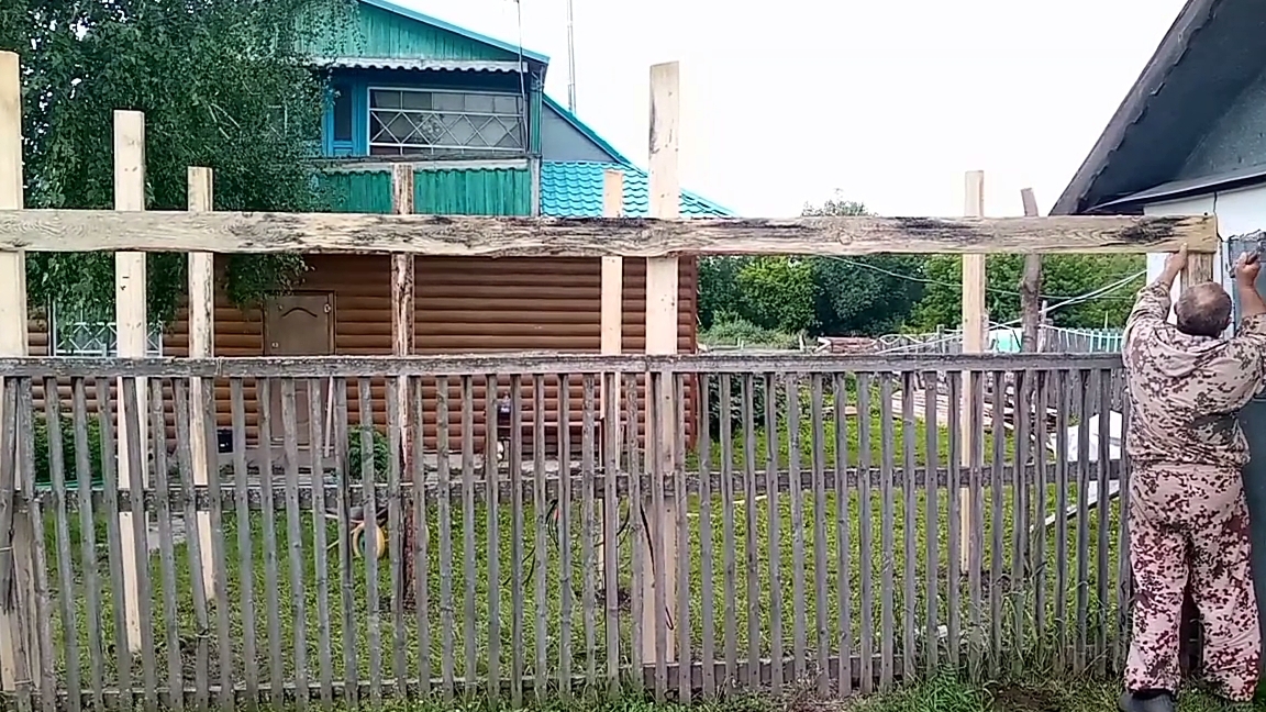 Строим и чиним под дождями/Совсем забыли кое-что важное