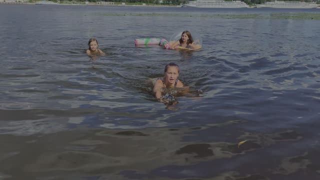 Ксюша и две Ани купаются -1 (10.08.2025)