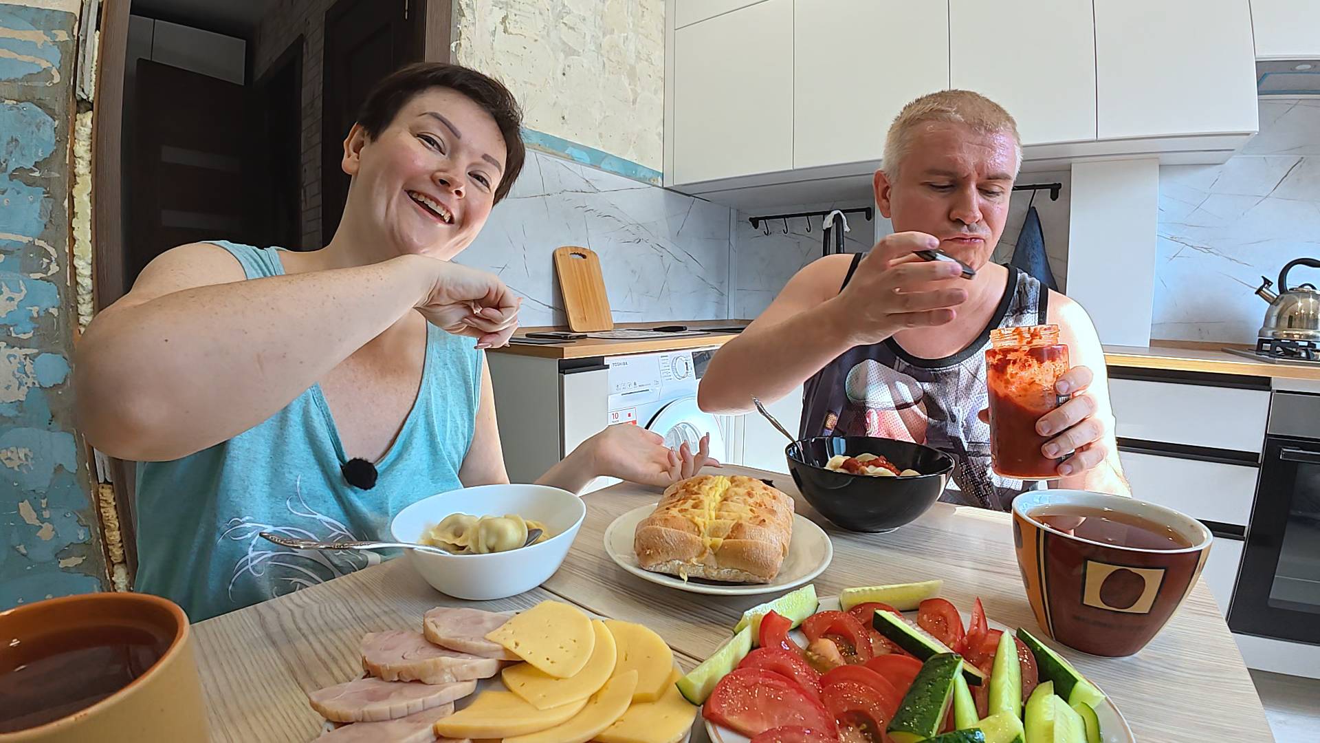 Мукбанг Вован СЧАСТЛИВ, в доме появилась ЕДА! Болтаем и МЕЧТАЕМ на нашей кухонке) Семейный обед