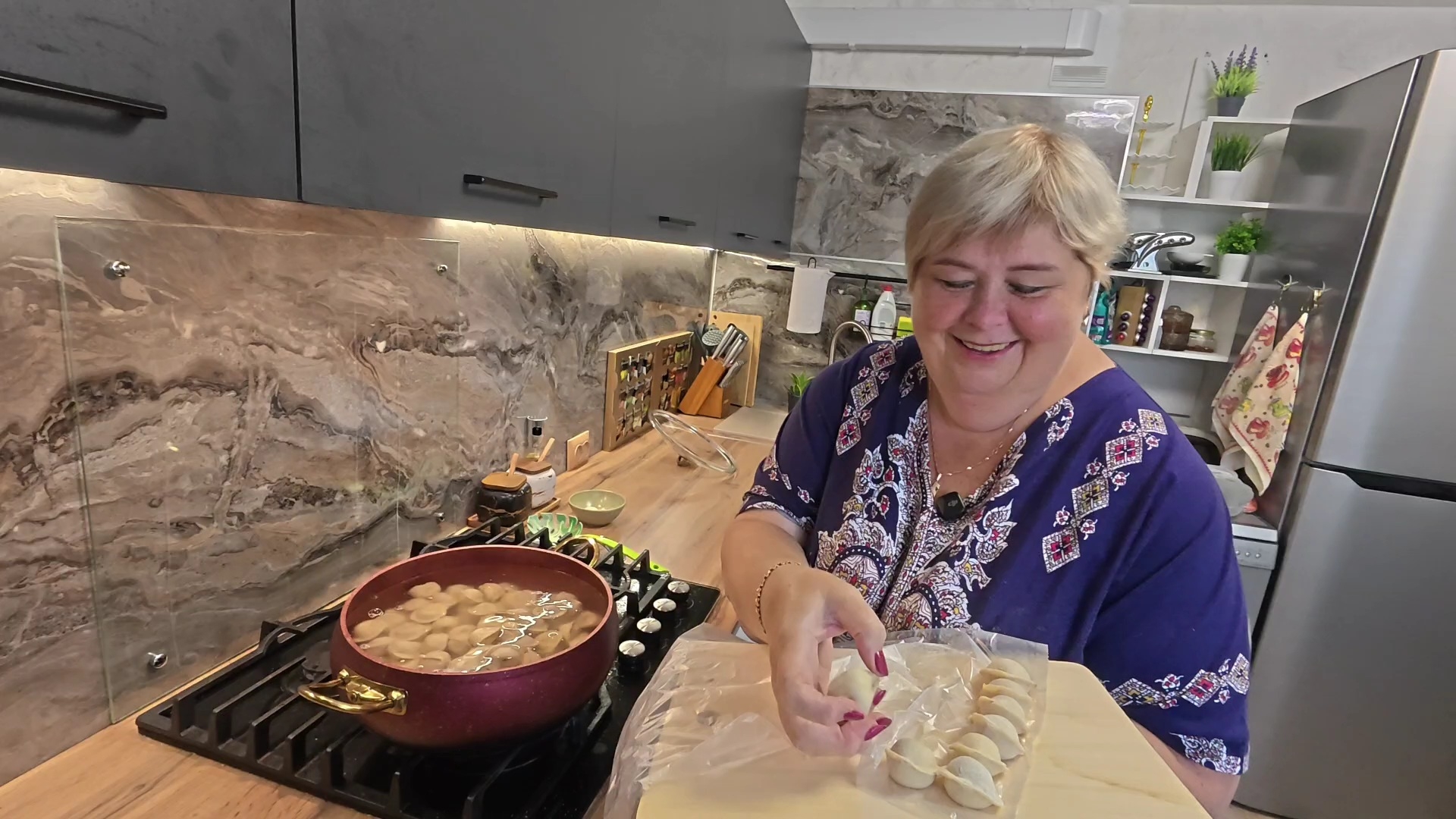 Нашей девочке сделали операцию. Готовлю супер вкусные помидорки. Налепила пельмешек.