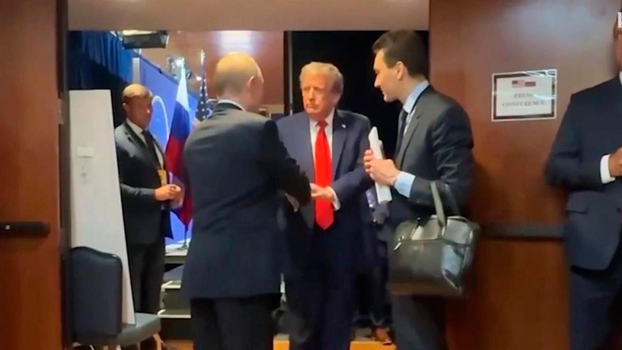 Появились кадры разговора Путина с Трампом после пресс-конференции
