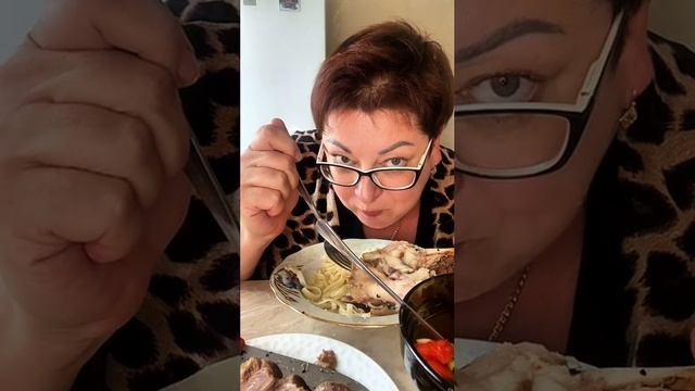 Мукбанг целая или не целая рулька/Это очень вкусно
