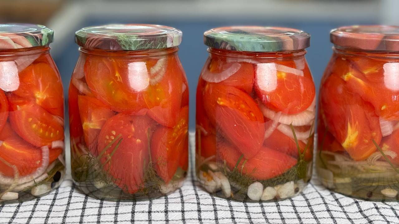 Самые вкусные помидорчики дольками с луком на зиму. Закрывайте сразу побольше