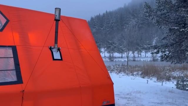 Путешествие на автомобиле зимой с надувной палаткой кемпинг с семьей на заснеженном поле