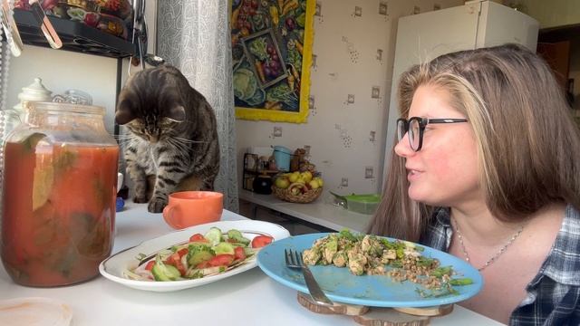 МАРК ИНТРОВЕРТ ВАРЯ МУКБАНГ СВИНОЖОР С КОТОМ КУЗЕЙ