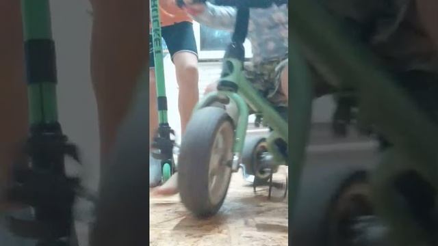 учу делать трюки на самокате