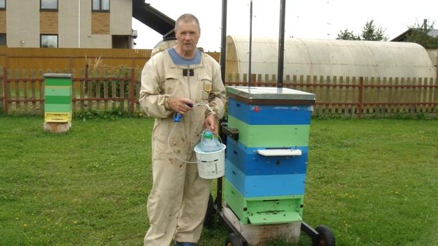 Снял магазины. Обрабатываю пчел от клеща.