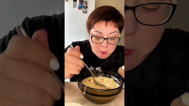 Доедаю рыбные щи/Мукбанг