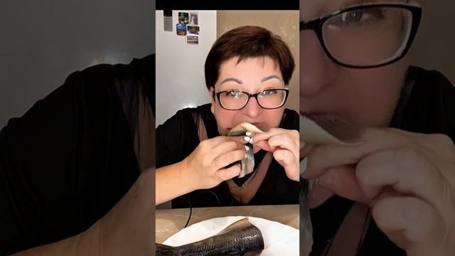 Селедочка, да с кишками🤣/Мукбанг, который вы не сможете забыть🤣#еда#мукбанг