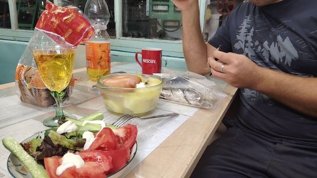 Совместный обед на работе.