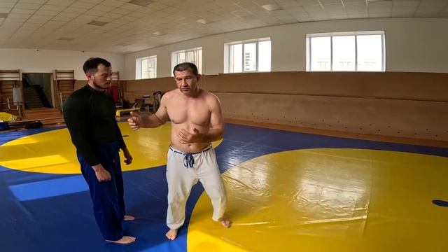 Мощнейший удар для драки, броска и вышибания дверей. Сценарий уличного боя