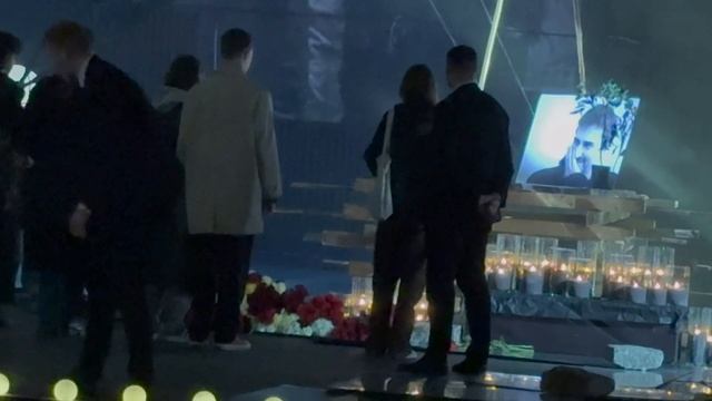ЗАПРЕТИЛИ СЪЁМКУ ! СЛЁЗЫ УЧЕНИКОВ , УРНА С ПРАХОМ И ПОЛИЦИЯ НА ПРОЩАНИИ С РЕЖИССЁРОМ ЮРИЕМ БУТУСОВЫМ