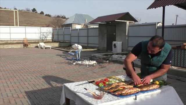 КАК ПОЖАРИТЬ РЫБУ в СЕТКЕ НА МАНГАЛЕ?