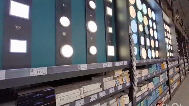 Лёша присматривает обои для дома/Жизнь в Крыму