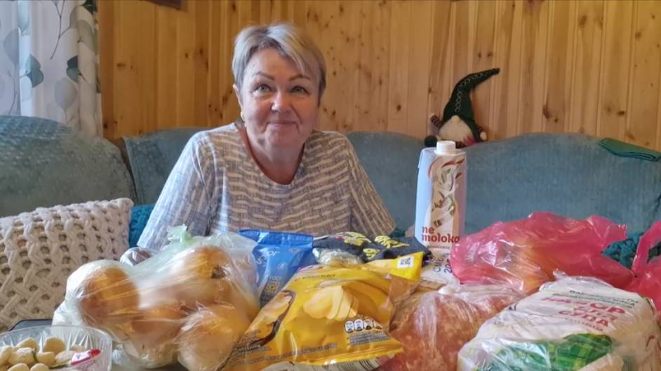 С УТРА ПОРАНЬШЕ УЖЕ ПРИВЕЗЛИ ГРИБОВ ИЗ ЛЕСА, А ПОТОМ НА РЫНОК, ПОСМОТРИМ ЧТО КУПИЛИ.