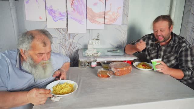 Вкусно кушаем на кухне Хожу ворчу никто не хочет помогать мариновать огурцы Добрая Семья из Сибири