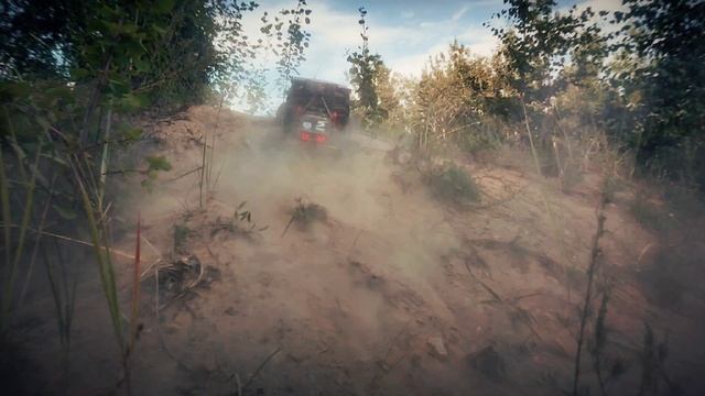 Спортивный радиоуправляемый эвакуатор EMO X5 Crossrc в замедленном движении