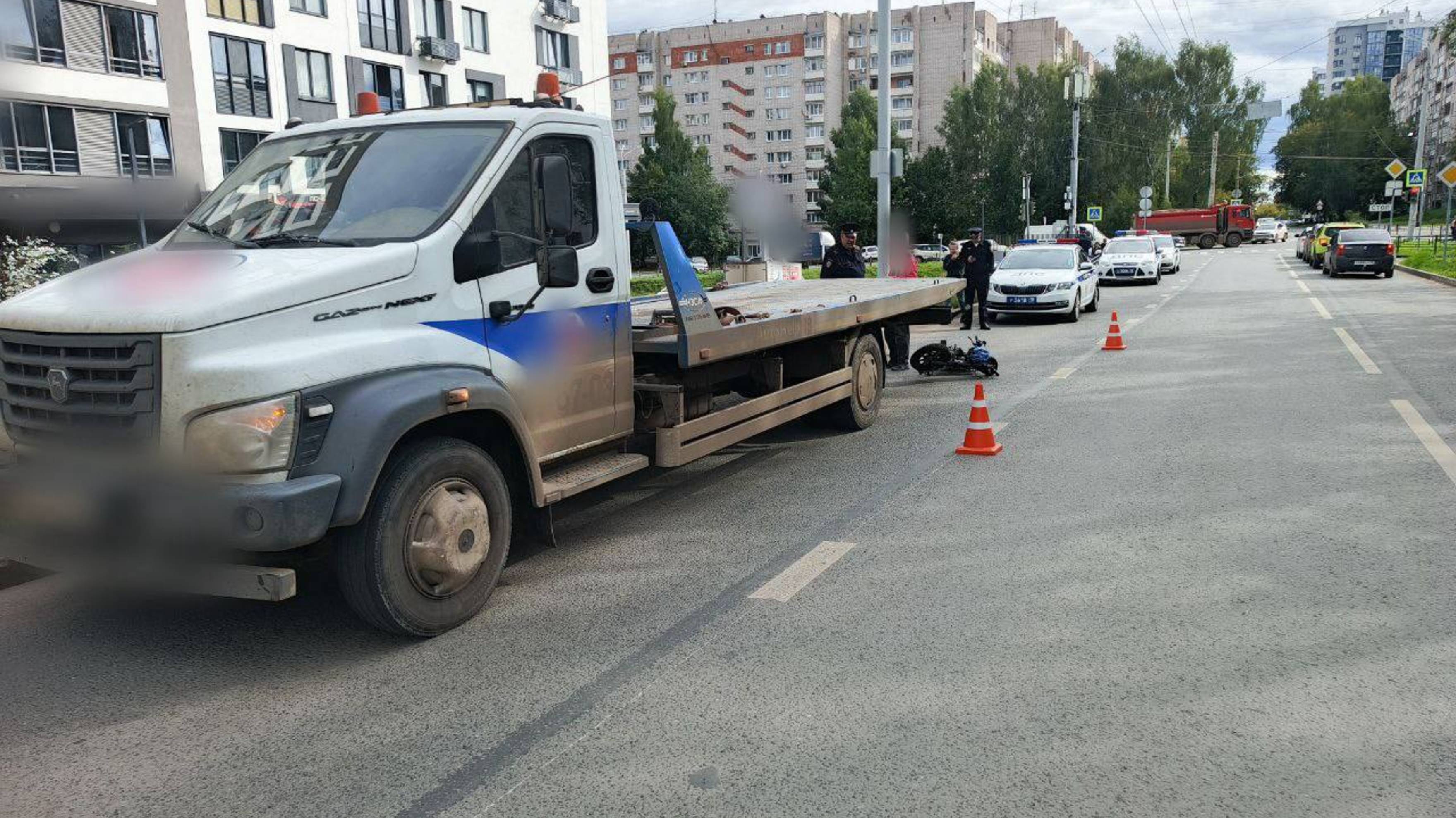 Курьер врезался в эвакуатор в Ижевске. ДТП