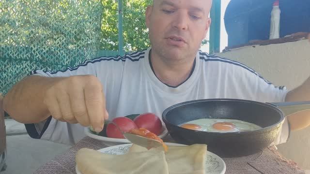 ОБЖОР яичница, фасоль и пироги/мукбанг/завтрак/еда на камеру