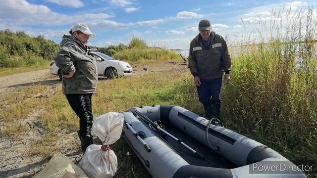 Жизнь в глубинке. Привезла на берег моих соседей, собрались на рыбалку. Новая лодка.