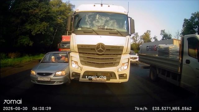 ДТП в Подмосковье с фурой "Поворотник включил - он увидит, да!"